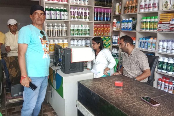 जिलाधिकारी नितिन सिंह भदौरिया के निर्देशों के क्रम में तहसीलदार गदरपुर द्वारा गदरपुर क्षेत्र के फर्टिलाइजर की दुकानों पर औचक छापेमारी की।